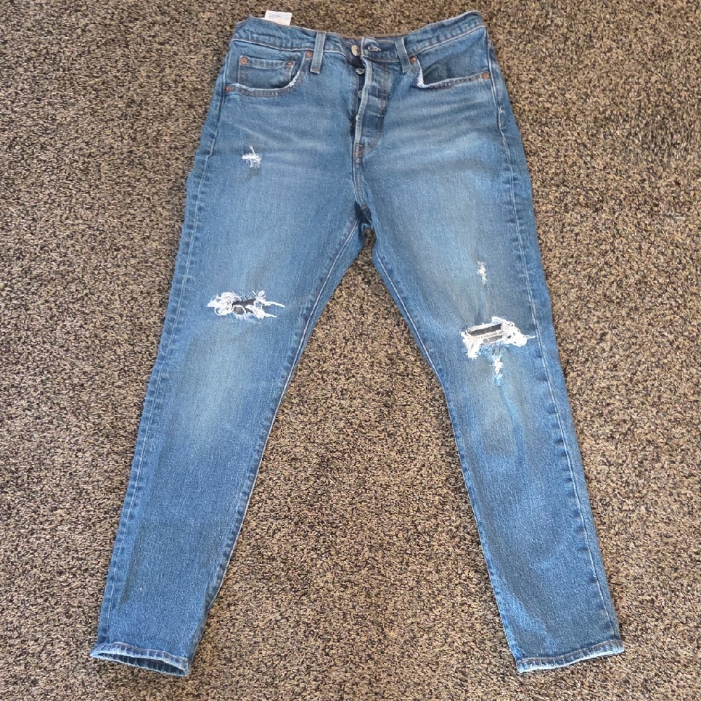 Distressed Blue Levi Women's Jeans 😍